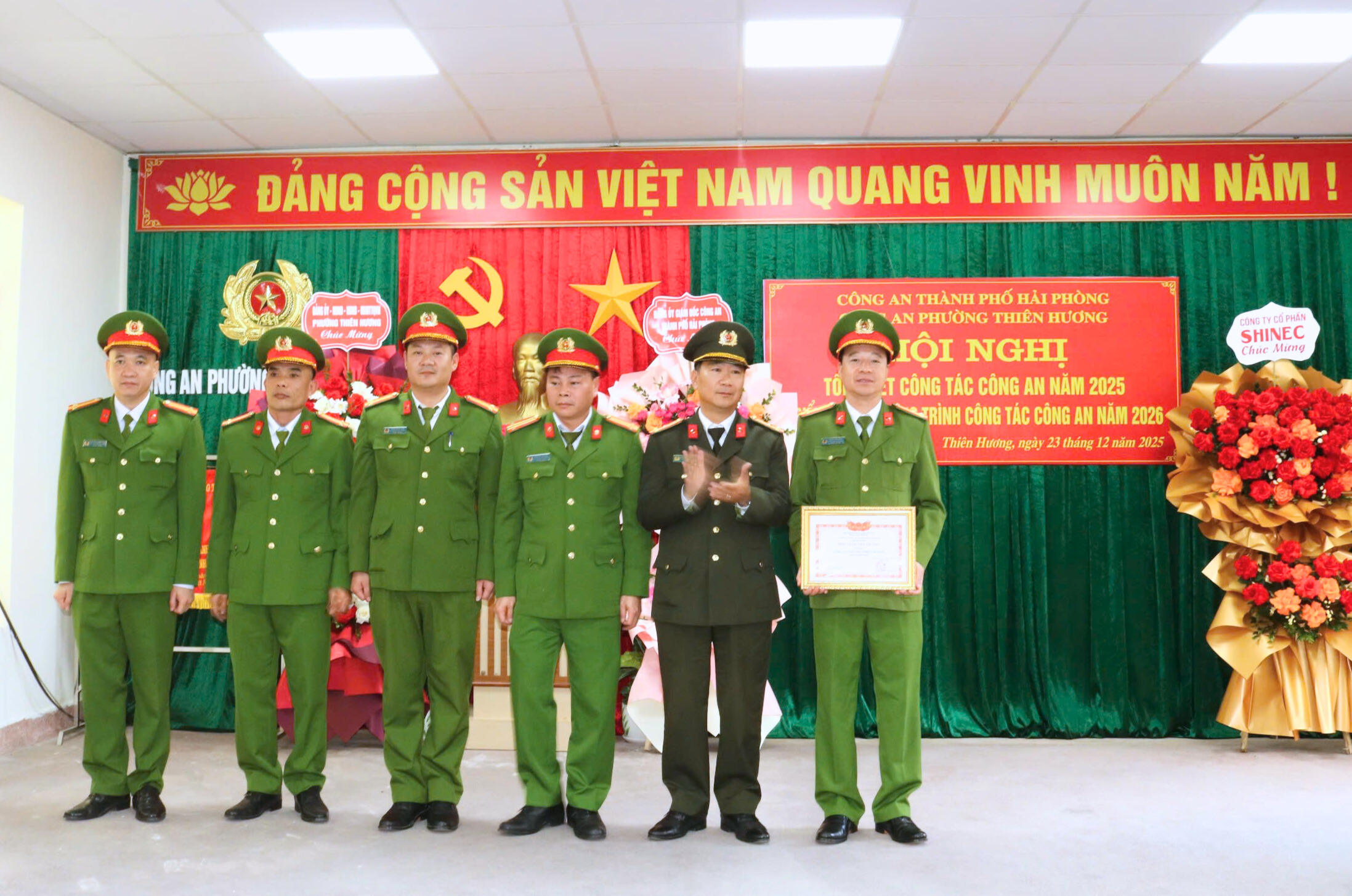 Công an phường Thiên Hương đón nhận danh hiệu 